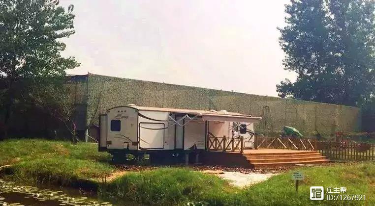 蜗牛房车营地是房车休闲生活体验区,采用集中式联排布局,休闲木台