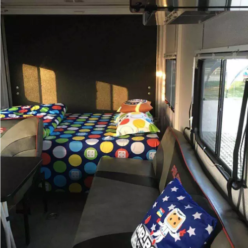 《我叫张小盒》据说外星盒子人都是住在房车里的
